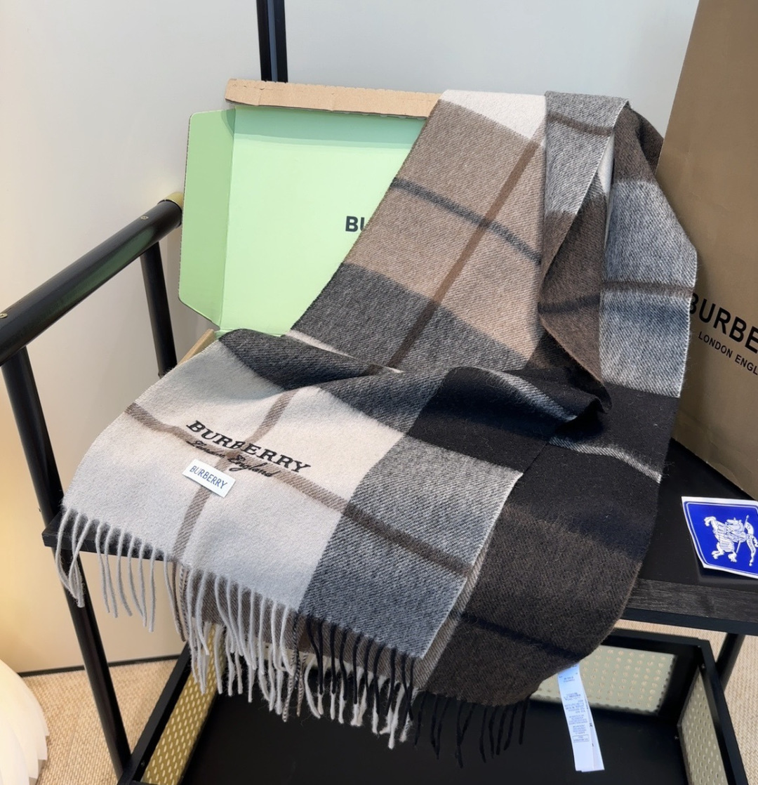 Burberry · 巴宝莉围巾❗️好看的要疯掉了，太有型太有魅力了❗️❗️非常斯文时尚的秋冬单品！真的