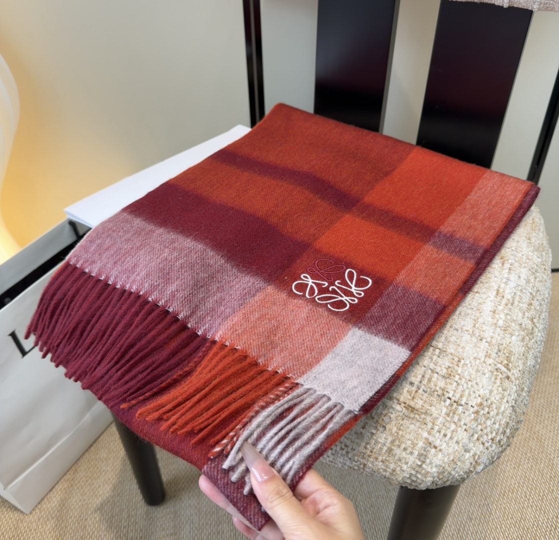 【▪Loewe · 罗意威难得一见的温柔配色，低调又不失优雅❗】重点推荐❗双面配色，一条围巾两种风格搭配