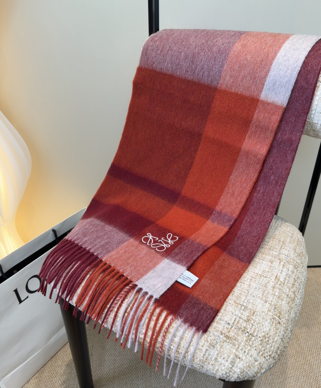 【▪Loewe · 罗意威难得一见的温柔配色，低调又不失优雅❗】重点推荐❗双面配色，一条围巾两种风格搭配