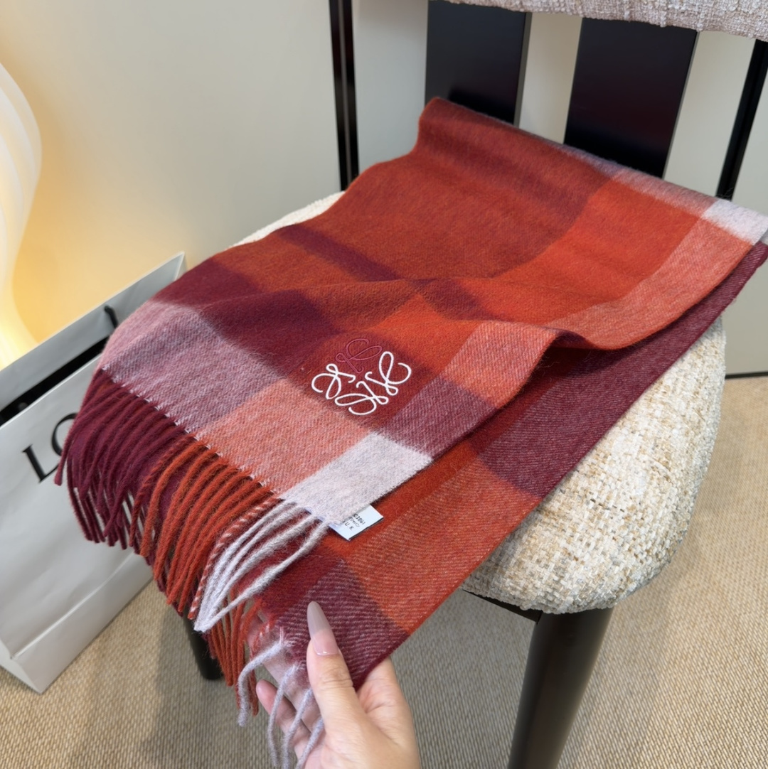 【▪Loewe · 罗意威难得一见的温柔配色，低调又不失优雅❗】重点推荐❗双面配色，一条围巾两种风格搭配