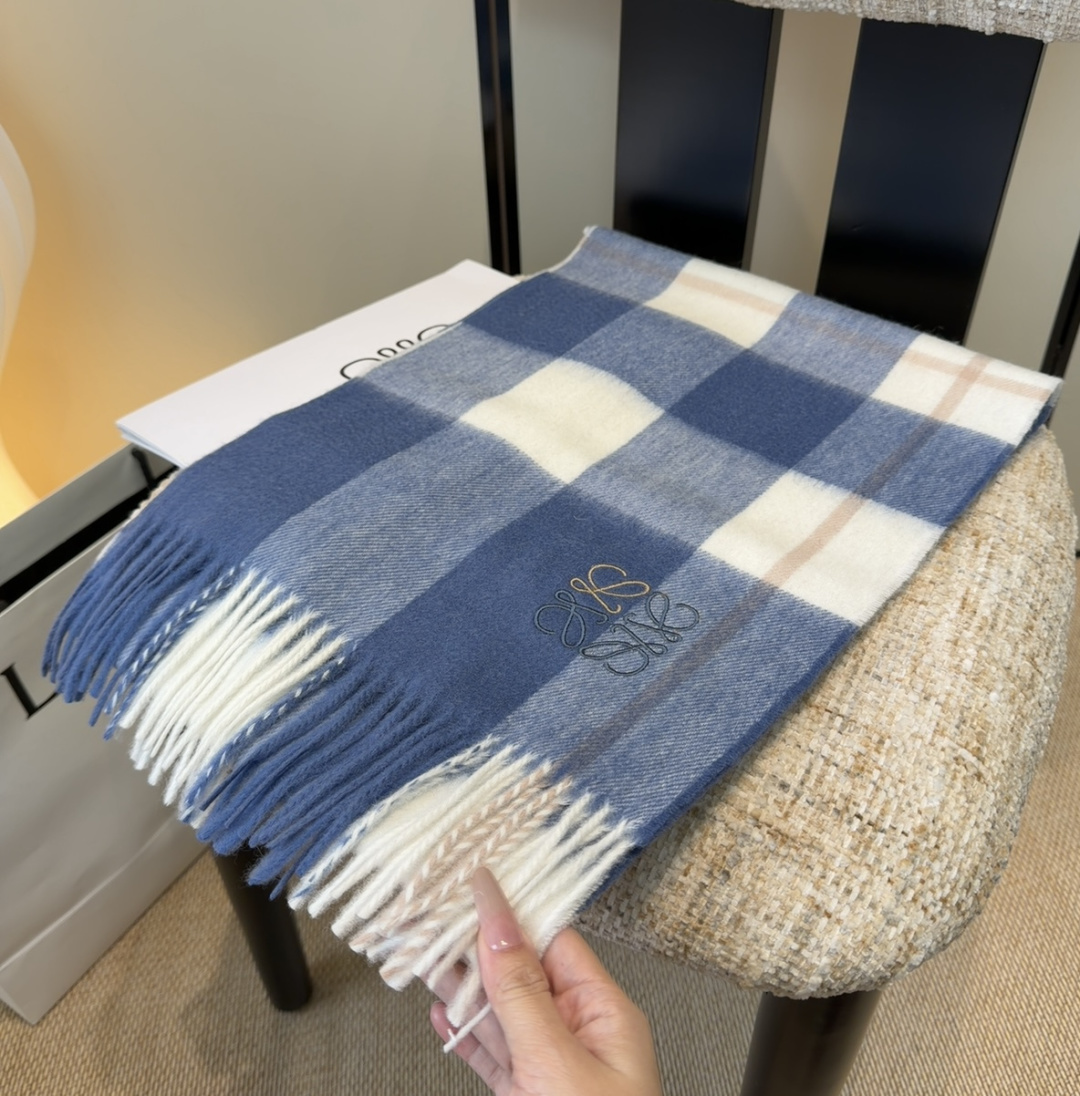 【▪Loewe · 罗意威难得一见的温柔配色，低调又不失优雅❗】重点推荐❗双面配色，一条围巾两种风格搭配