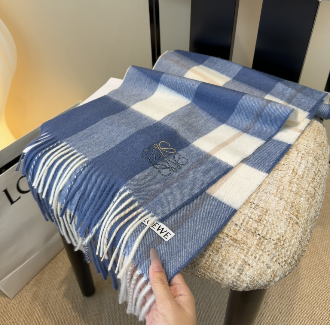 【▪Loewe · 罗意威难得一见的温柔配色，低调又不失优雅❗】重点推荐❗双面配色，一条围巾两种风格搭配
