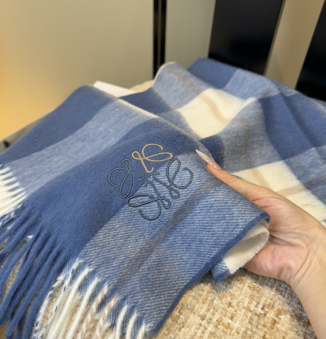 【▪Loewe · 罗意威难得一见的温柔配色，低调又不失优雅❗】重点推荐❗双面配色，一条围巾两种风格搭配