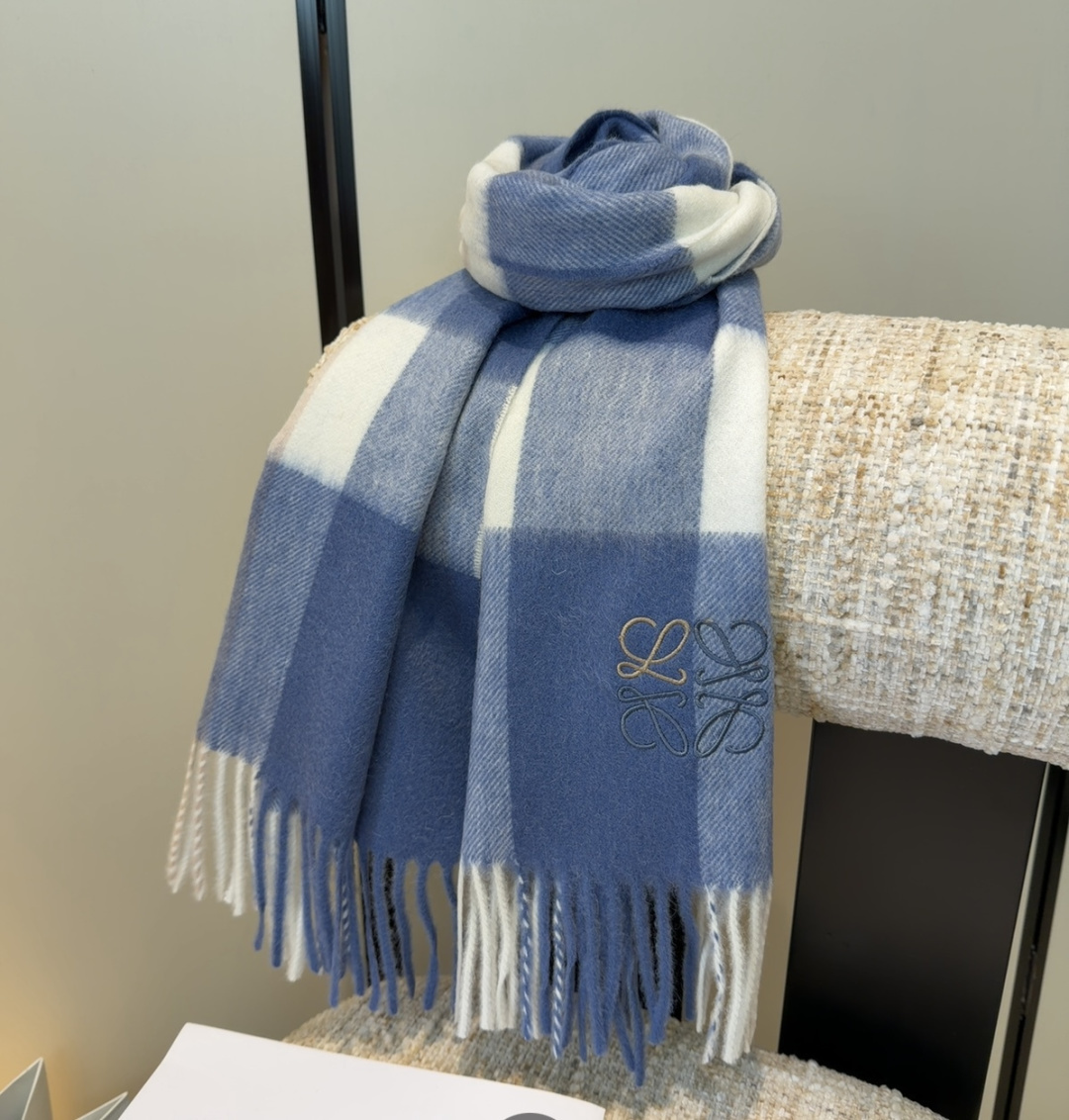 【▪Loewe · 罗意威难得一见的温柔配色，低调又不失优雅❗】重点推荐❗双面配色，一条围巾两种风格搭配