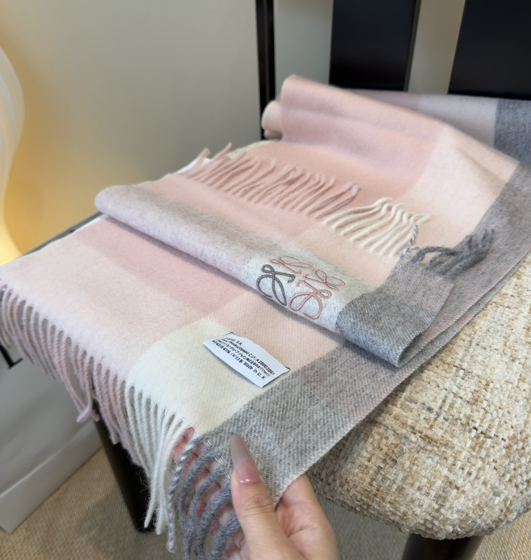 【▪Loewe · 罗意威难得一见的温柔配色，低调又不失优雅❗】重点推荐❗双面配色，一条围巾两种风格搭配