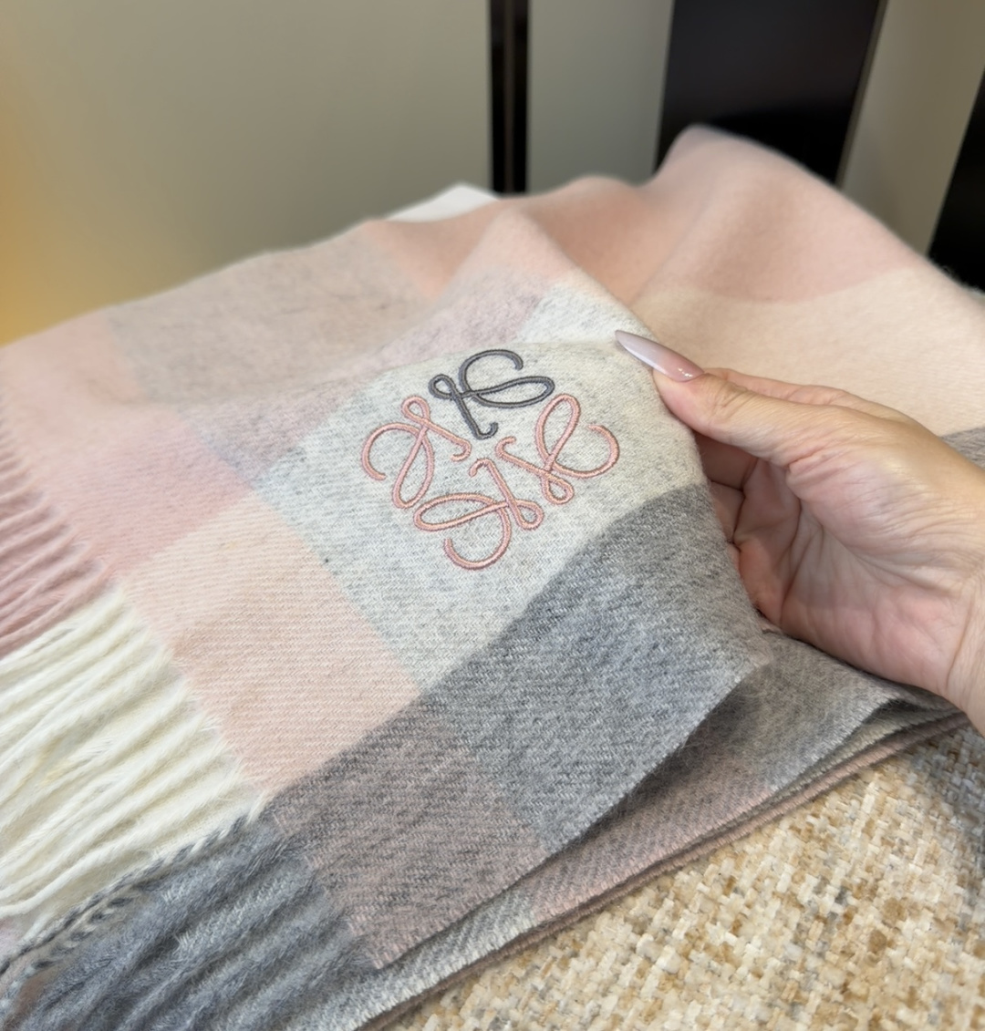 【▪Loewe · 罗意威难得一见的温柔配色，低调又不失优雅❗】重点推荐❗双面配色，一条围巾两种风格搭配