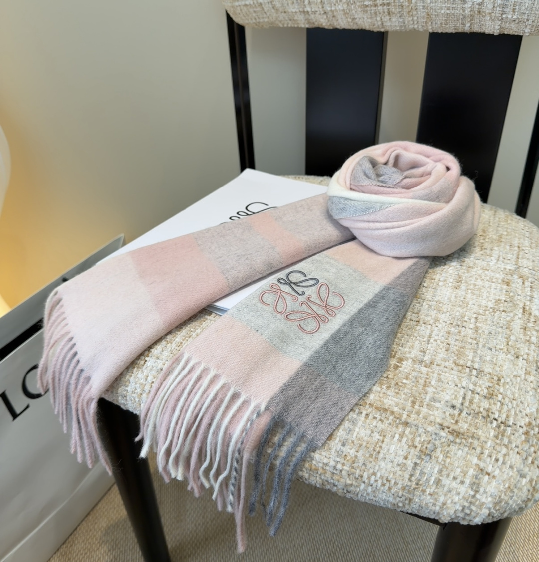 【▪Loewe · 罗意威难得一见的温柔配色，低调又不失优雅❗】重点推荐❗双面配色，一条围巾两种风格搭配