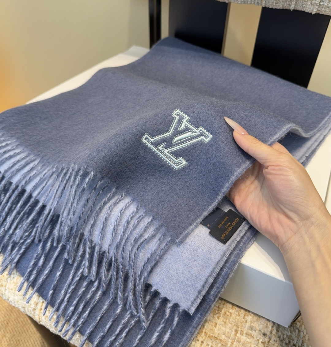 Lv围巾❗️好看的要疯掉了，太有型太有魅力了❗️❗️非常斯文时尚的秋冬单品！真的很喜欢，非常Classi