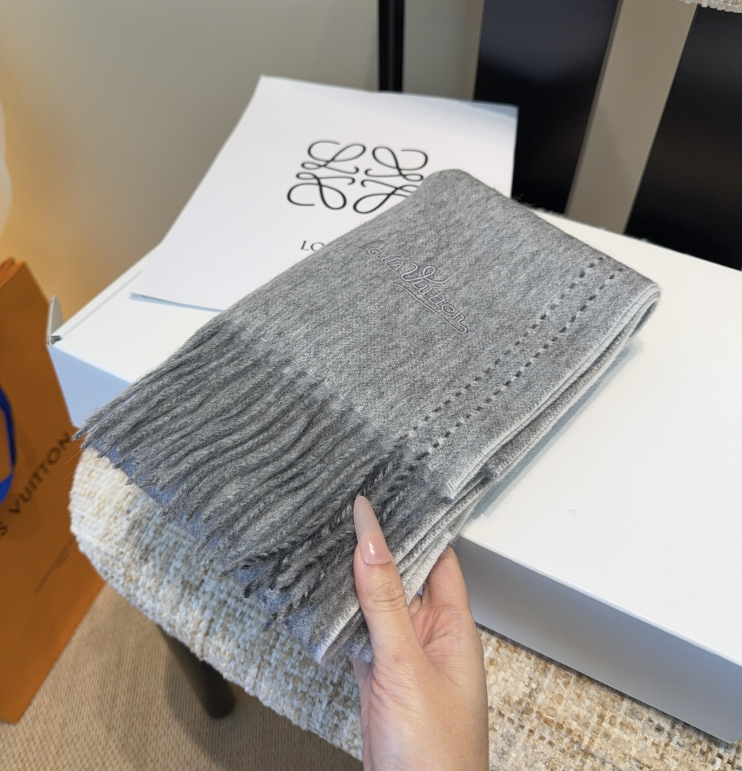 Lv围巾❗️好看的要疯掉了，太有型太有魅力了❗️❗️非常斯文时尚的秋冬单品！真的很喜欢，非常Classi
