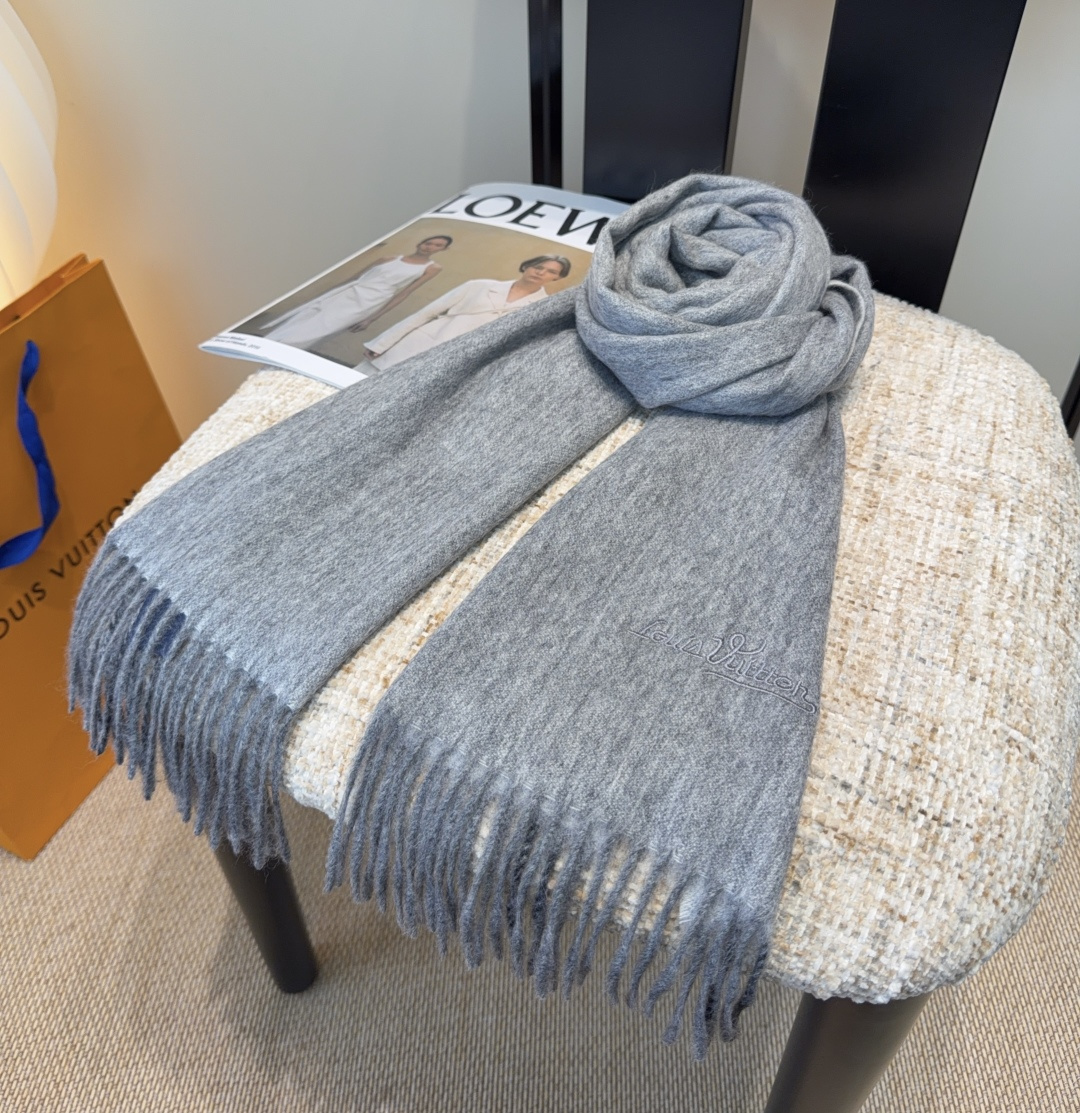 Lv围巾❗️好看的要疯掉了，太有型太有魅力了❗️❗️非常斯文时尚的秋冬单品！真的很喜欢，非常Classi