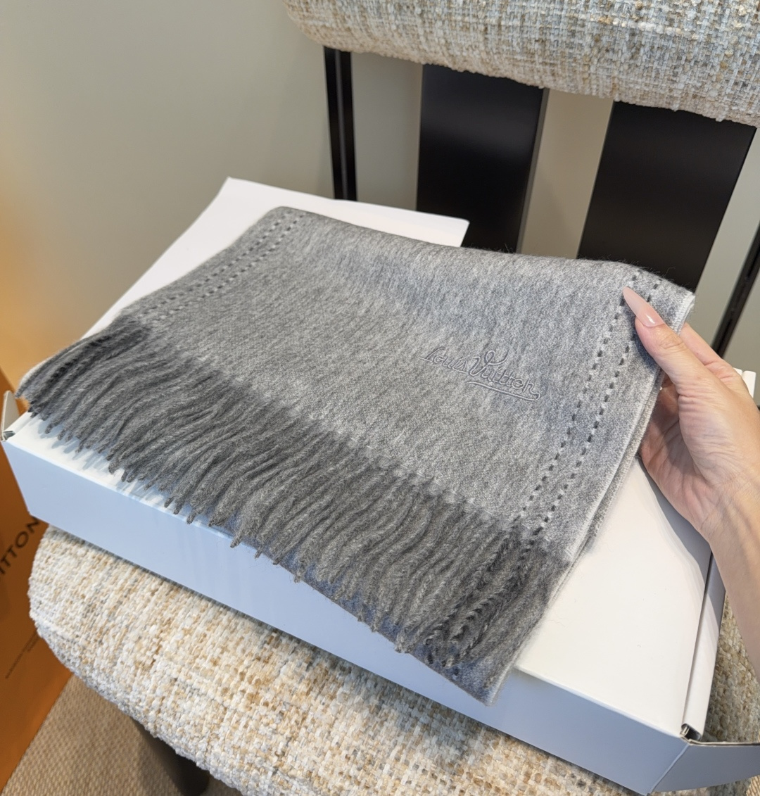 Lv围巾❗️好看的要疯掉了，太有型太有魅力了❗️❗️非常斯文时尚的秋冬单品！真的很喜欢，非常Classi