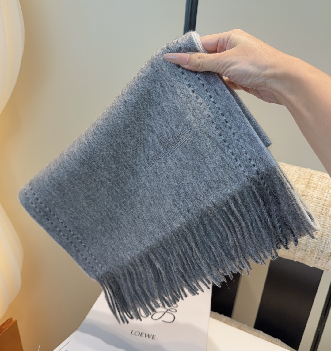 Lv围巾❗️好看的要疯掉了，太有型太有魅力了❗️❗️非常斯文时尚的秋冬单品！真的很喜欢，非常Classi