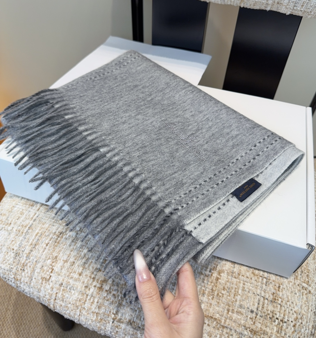 Lv围巾❗️好看的要疯掉了，太有型太有魅力了❗️❗️非常斯文时尚的秋冬单品！真的很喜欢，非常Classi