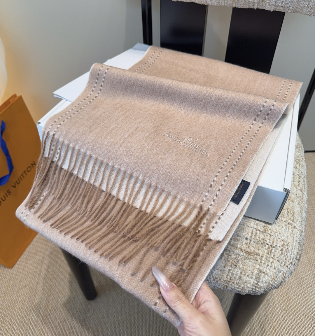 Lv围巾❗️好看的要疯掉了，太有型太有魅力了❗️❗️非常斯文时尚的秋冬单品！真的很喜欢，非常Classi