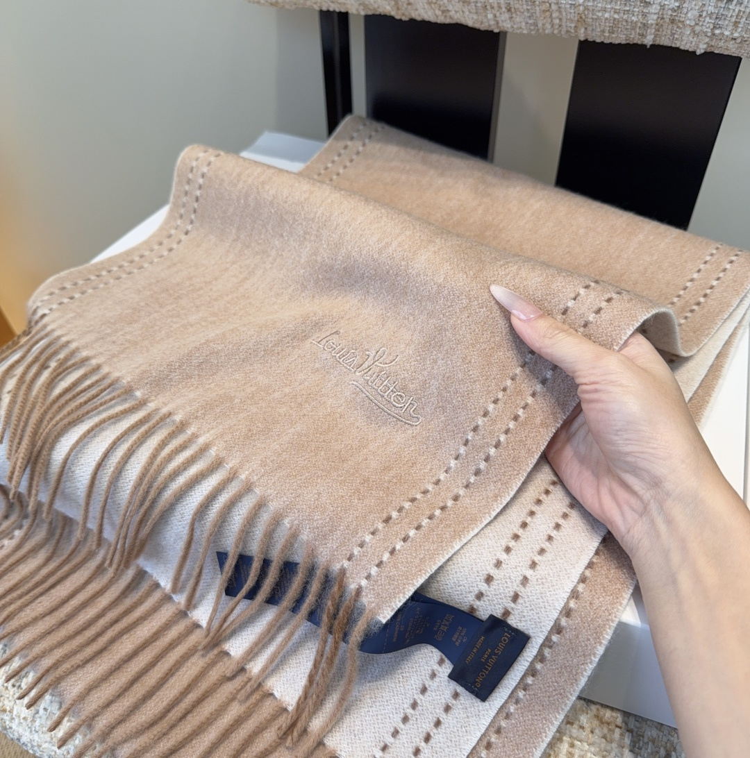 Lv围巾❗️好看的要疯掉了，太有型太有魅力了❗️❗️非常斯文时尚的秋冬单品！真的很喜欢，非常Classi