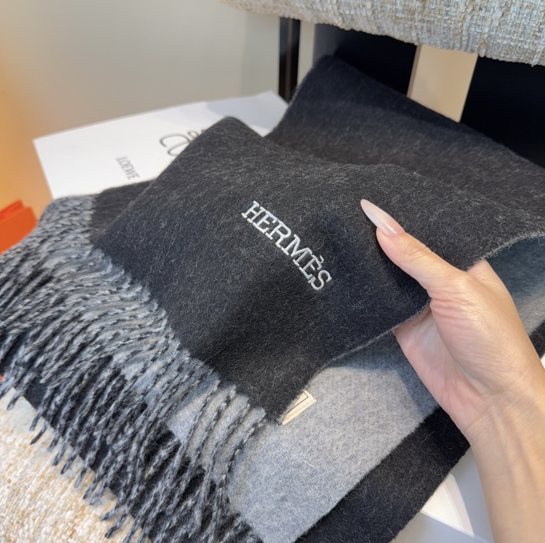 2025爱马仕官网同步，难得一见的温柔配色，低调又不失优雅❗️】重点推荐❗️双边配色，一条围巾两种风格搭