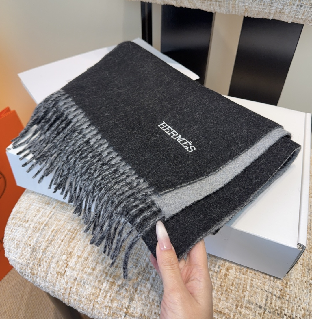 2025爱马仕官网同步，难得一见的温柔配色，低调又不失优雅❗️】重点推荐❗️双边配色，一条围巾两种风格搭