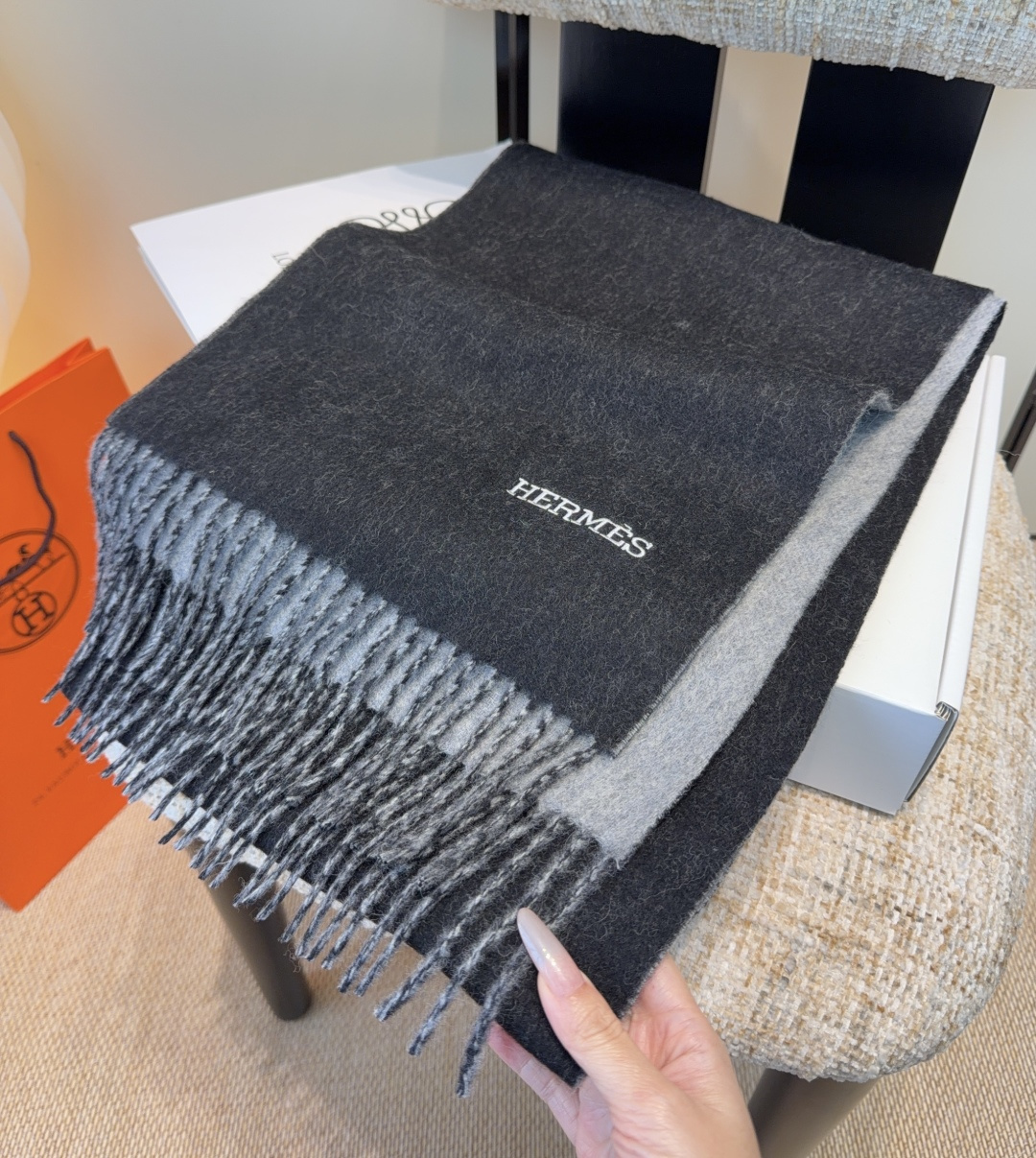 2025爱马仕官网同步，难得一见的温柔配色，低调又不失优雅❗️】重点推荐❗️双边配色，一条围巾两种风格搭