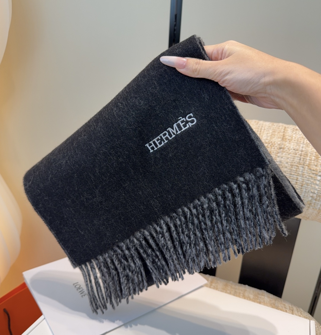 2025爱马仕官网同步，难得一见的温柔配色，低调又不失优雅❗️】重点推荐❗️双边配色，一条围巾两种风格搭