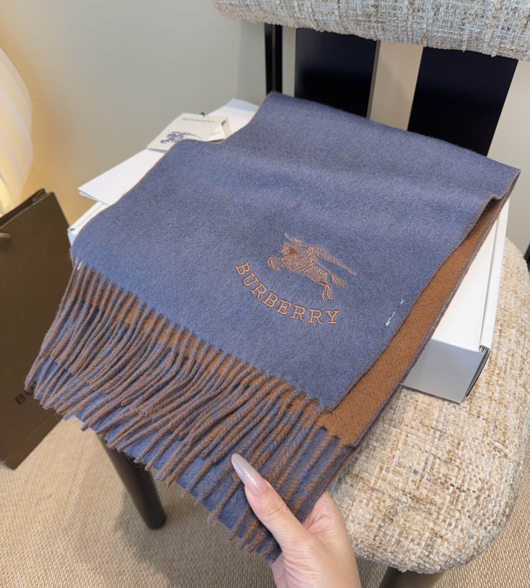 【▪️家属福利来了！！巴宝莉高端重磅男士围巾！】怒赞推荐，激动~！！下手绝对要快，同步专柜，最高端的男士