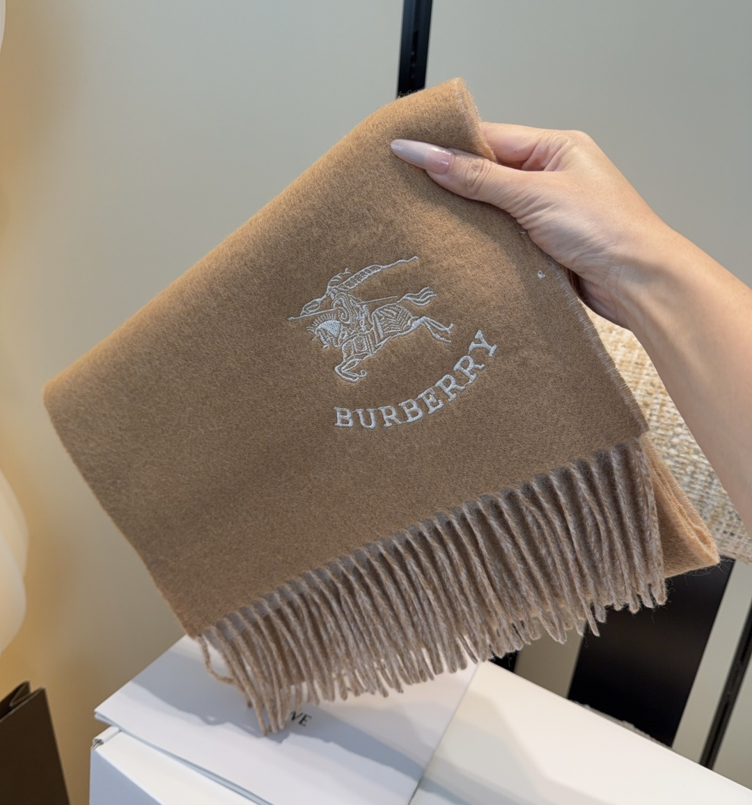 【▪️家属福利来了！！巴宝莉高端重磅男士围巾！】怒赞推荐，激动~！！下手绝对要快，同步专柜，最高端的男士