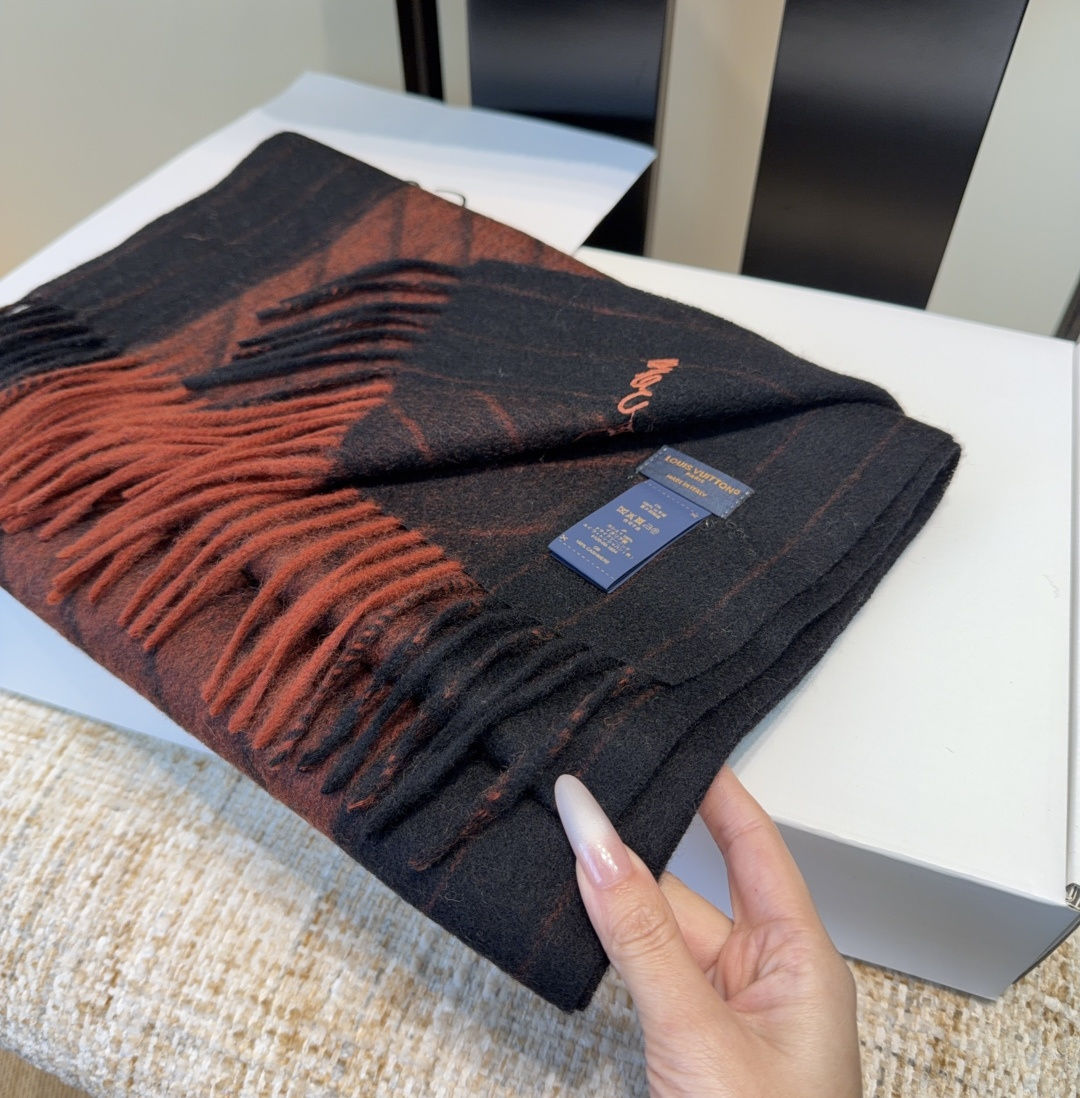 Lv围巾❗️好看的要疯掉了，太有型太有魅力了❗️❗️非常斯文时尚的秋冬单品！真的很喜欢，非常Classi