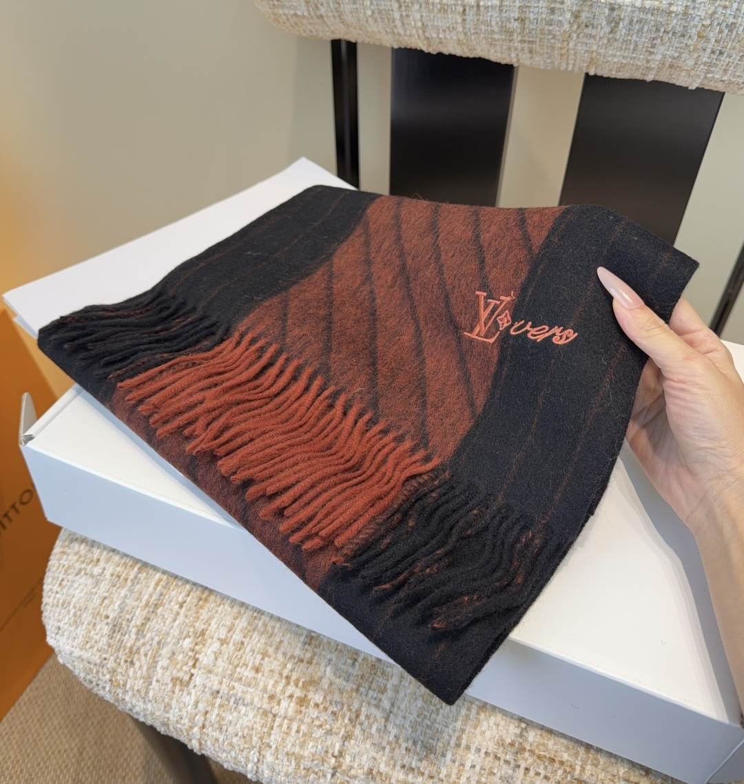 Lv围巾❗️好看的要疯掉了，太有型太有魅力了❗️❗️非常斯文时尚的秋冬单品！真的很喜欢，非常Classi