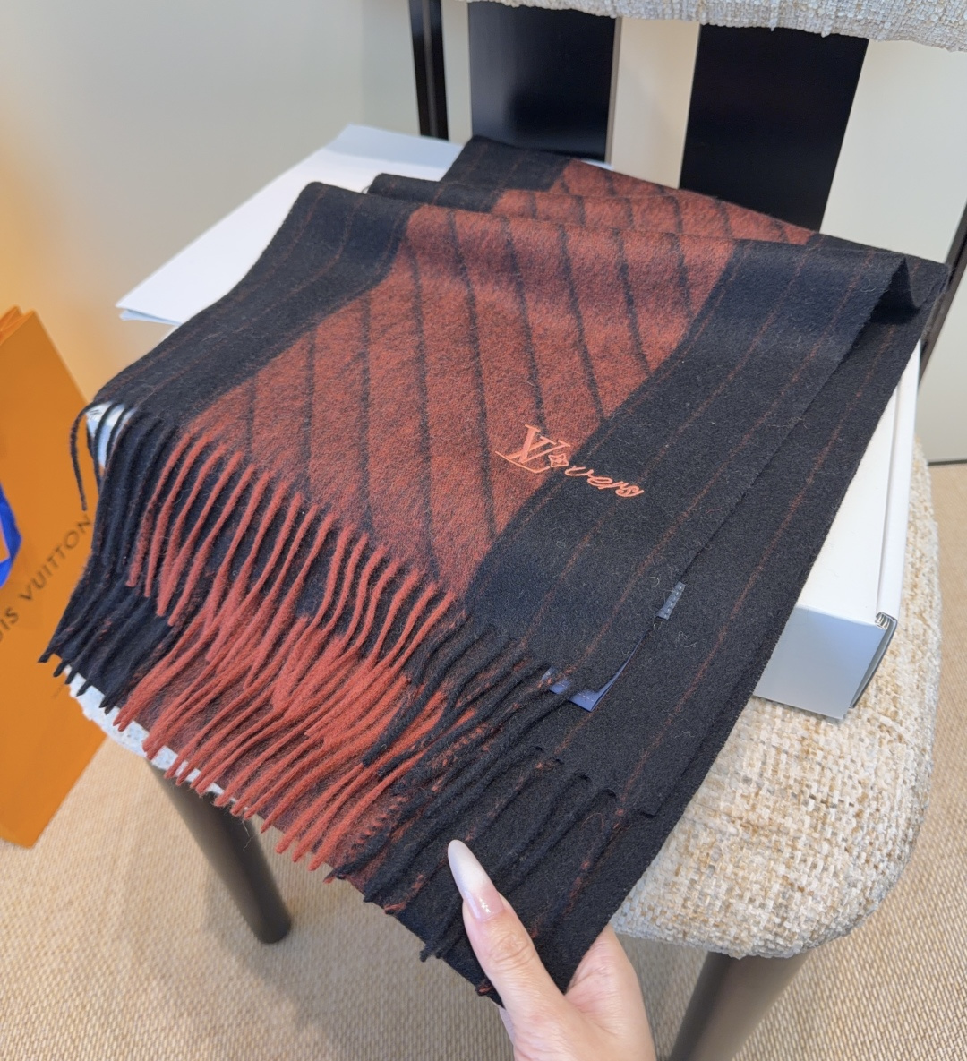 Lv围巾❗️好看的要疯掉了，太有型太有魅力了❗️❗️非常斯文时尚的秋冬单品！真的很喜欢，非常Classi