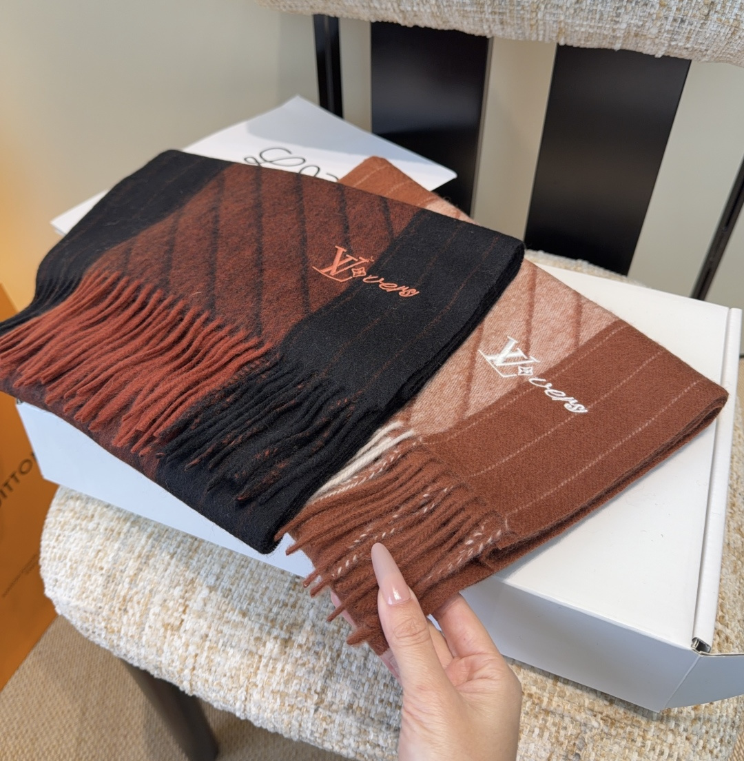 Lv围巾❗️好看的要疯掉了，太有型太有魅力了❗️❗️非常斯文时尚的秋冬单品！真的很喜欢，非常Classi