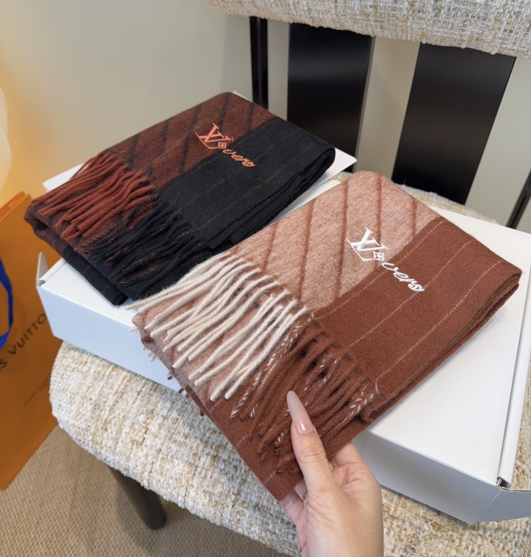 Lv围巾❗️好看的要疯掉了，太有型太有魅力了❗️❗️非常斯文时尚的秋冬单品！真的很喜欢，非常Classi