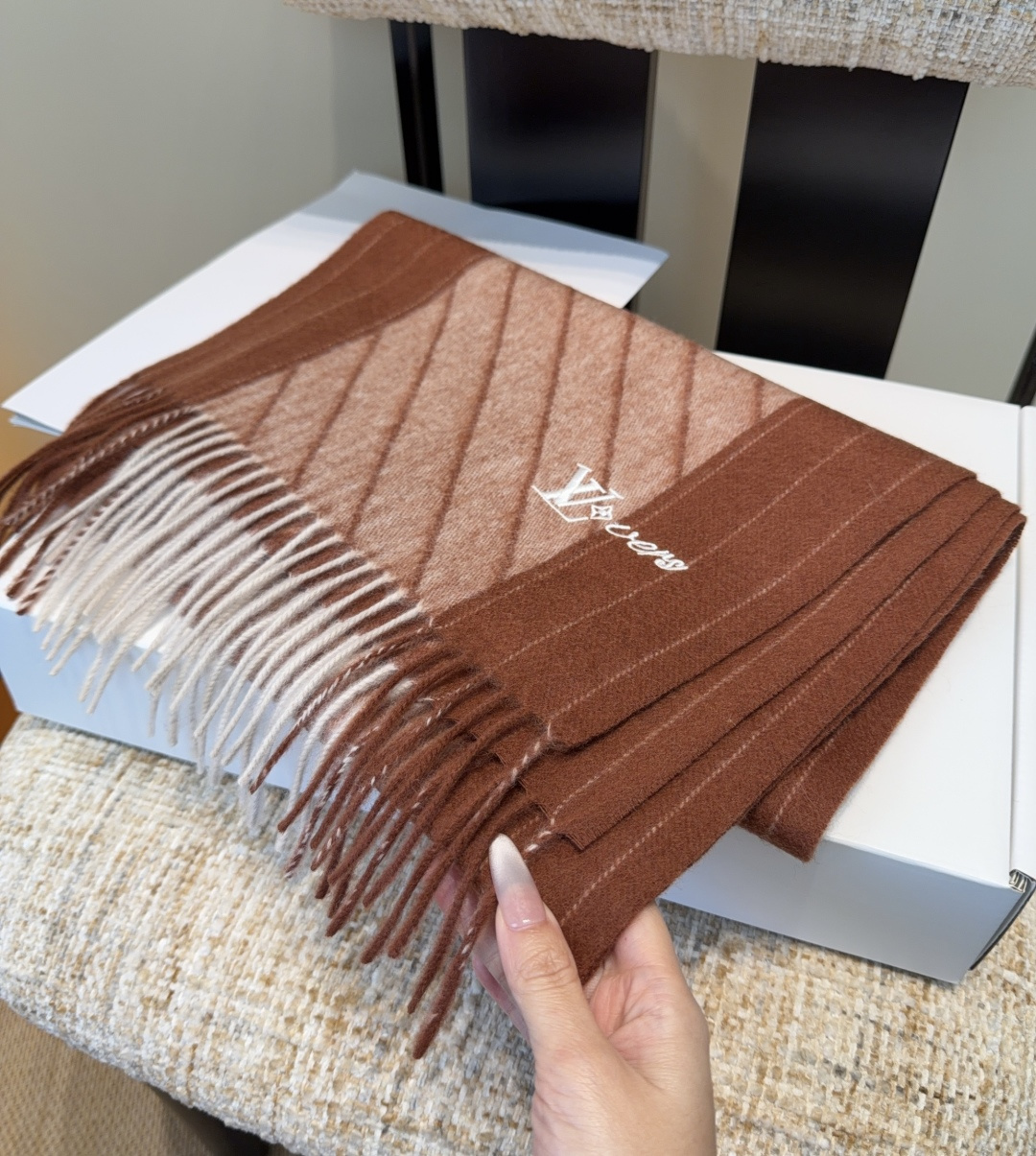 Lv围巾❗️好看的要疯掉了，太有型太有魅力了❗️❗️非常斯文时尚的秋冬单品！真的很喜欢，非常Classi