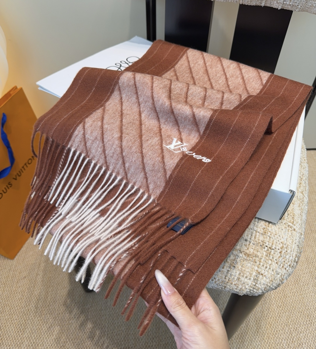 Lv围巾❗️好看的要疯掉了，太有型太有魅力了❗️❗️非常斯文时尚的秋冬单品！真的很喜欢，非常Classi