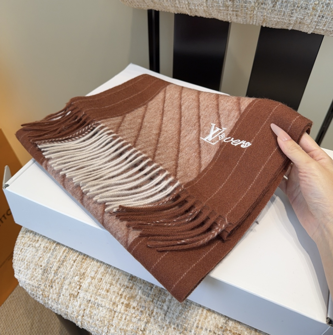 Lv围巾❗️好看的要疯掉了，太有型太有魅力了❗️❗️非常斯文时尚的秋冬单品！真的很喜欢，非常Classi