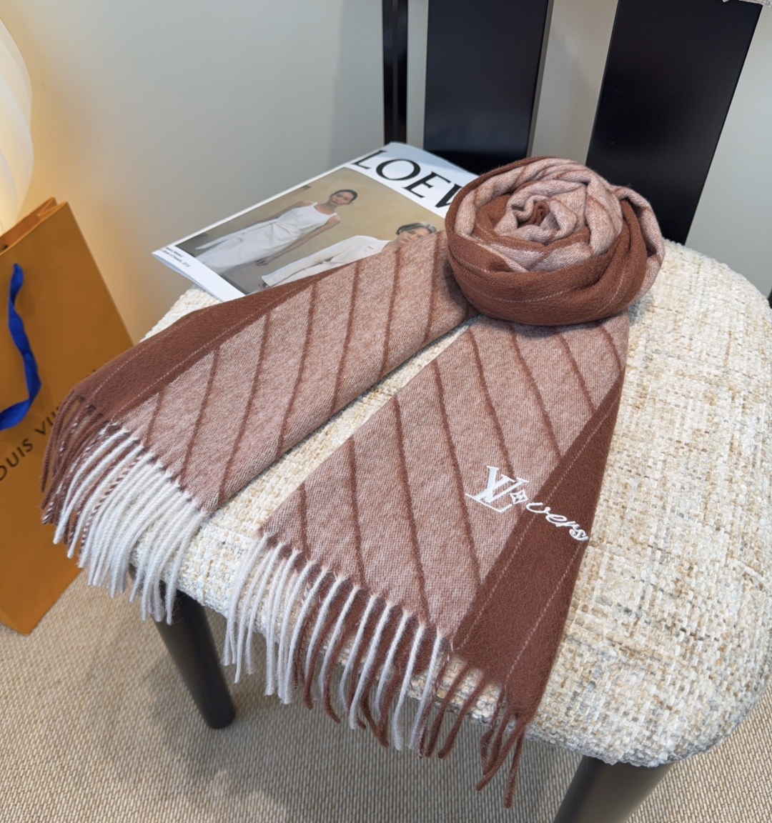 Lv围巾❗️好看的要疯掉了，太有型太有魅力了❗️❗️非常斯文时尚的秋冬单品！真的很喜欢，非常Classi