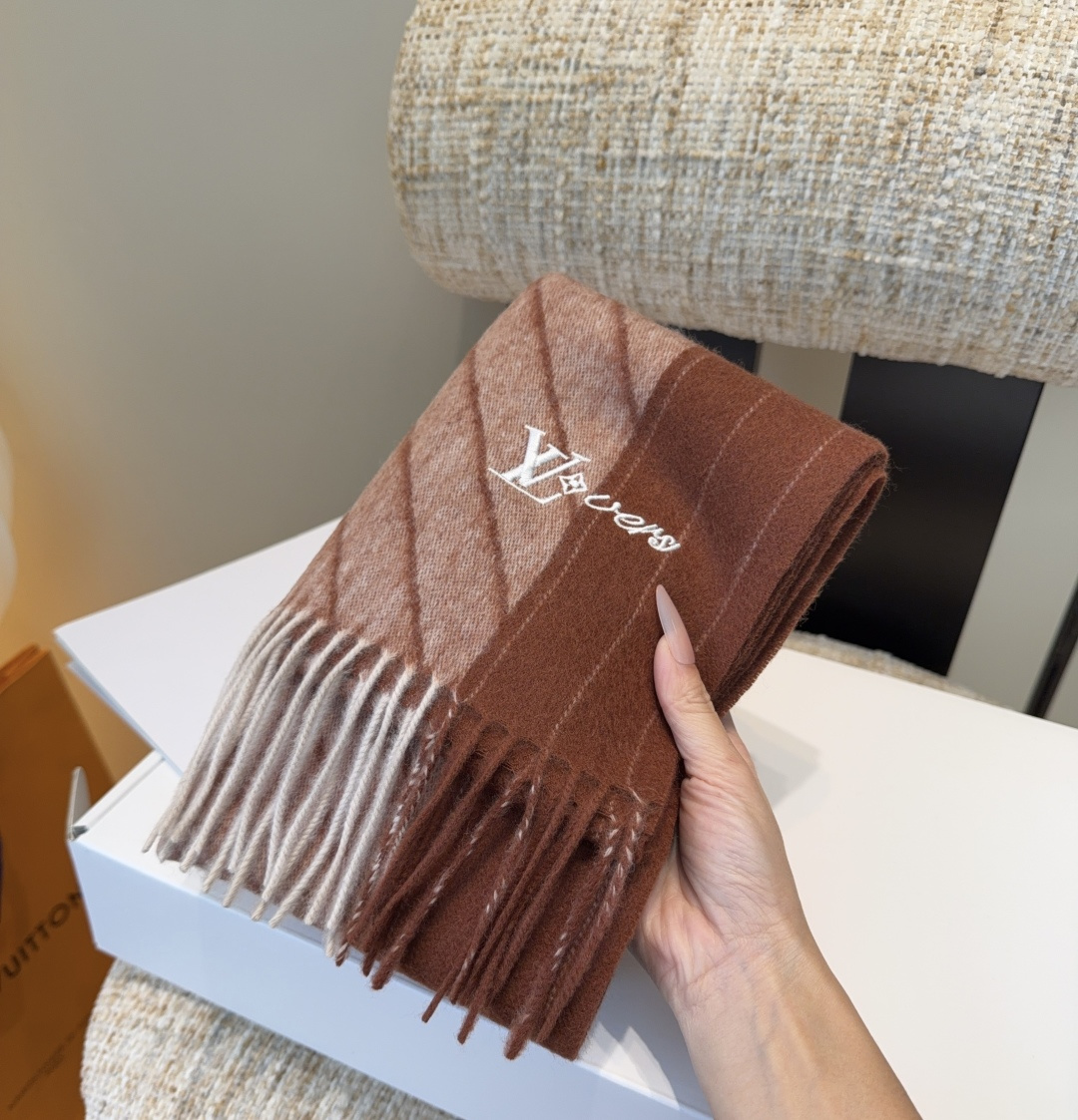 Lv围巾❗️好看的要疯掉了，太有型太有魅力了❗️❗️非常斯文时尚的秋冬单品！真的很喜欢，非常Classi