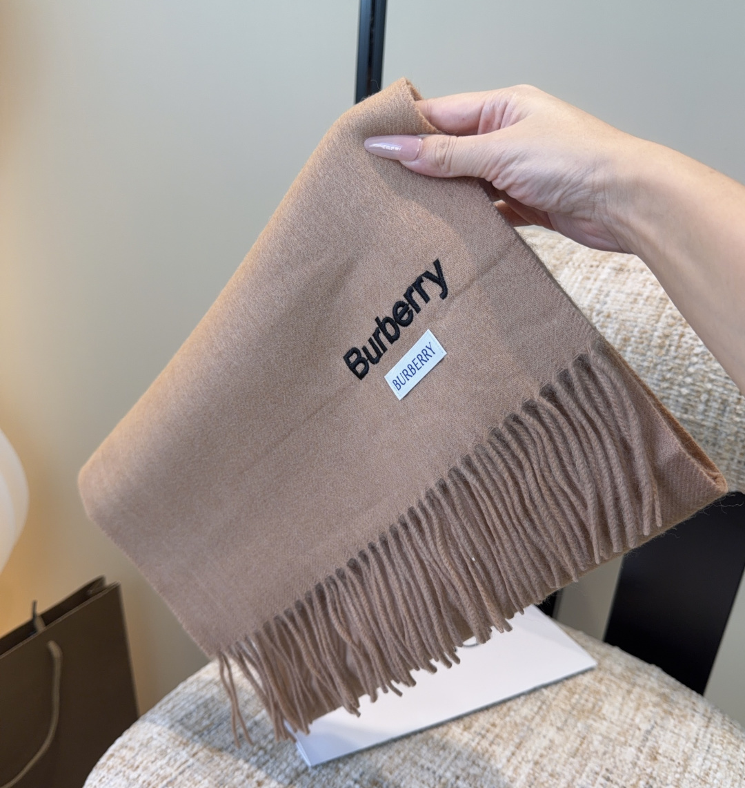 Burberry · 巴宝莉围巾❗️好看的要疯掉了，太有型太有魅力了❗️❗️非常斯文时尚的秋冬单品！真的