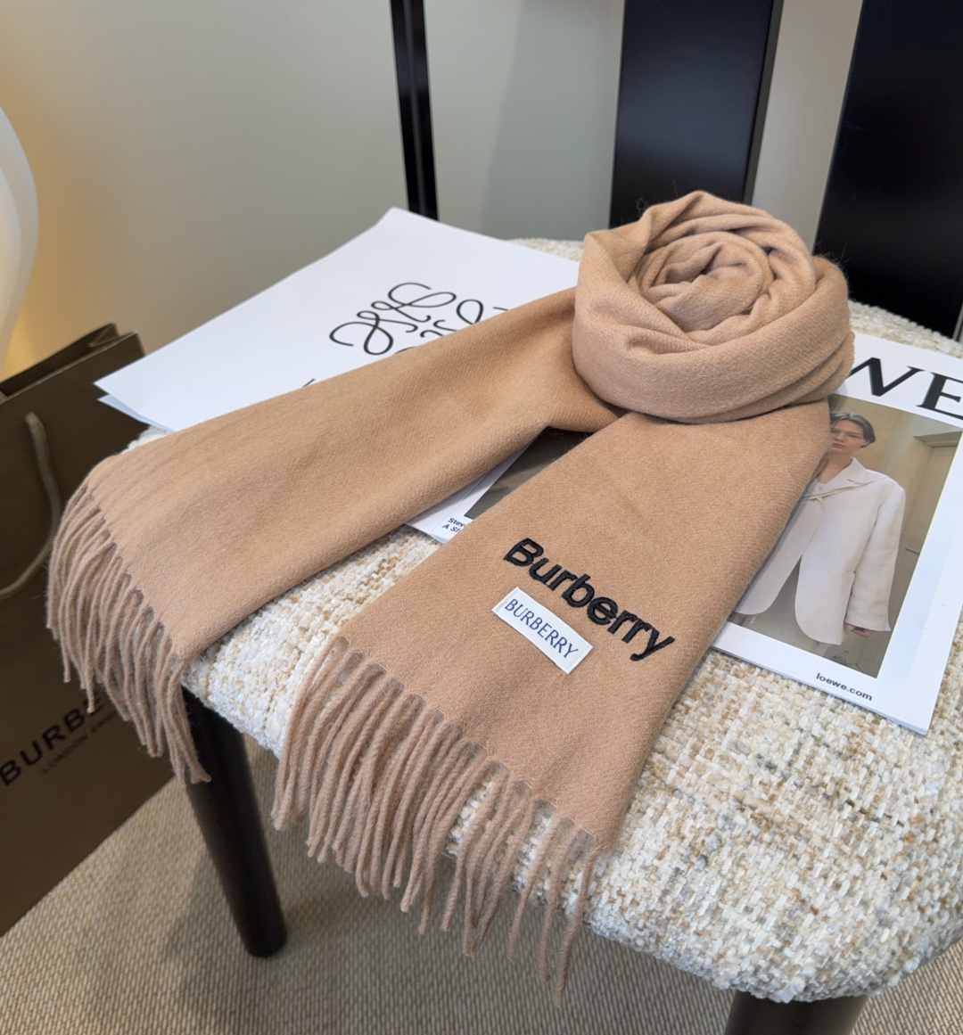 Burberry · 巴宝莉围巾❗️好看的要疯掉了，太有型太有魅力了❗️❗️非常斯文时尚的秋冬单品！真的