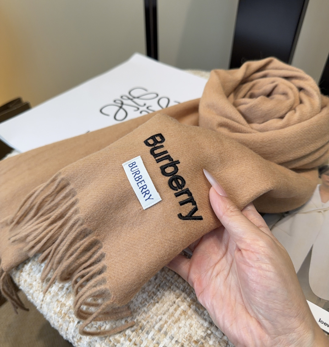 Burberry · 巴宝莉围巾❗️好看的要疯掉了，太有型太有魅力了❗️❗️非常斯文时尚的秋冬单品！真的