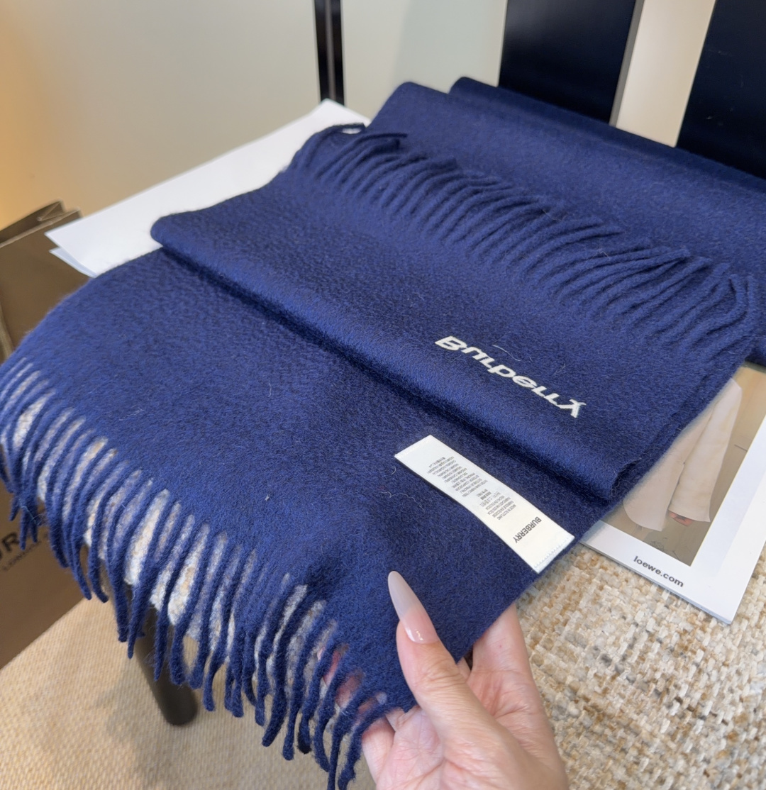 Burberry · 巴宝莉围巾❗️好看的要疯掉了，太有型太有魅力了❗️❗️非常斯文时尚的秋冬单品！真的