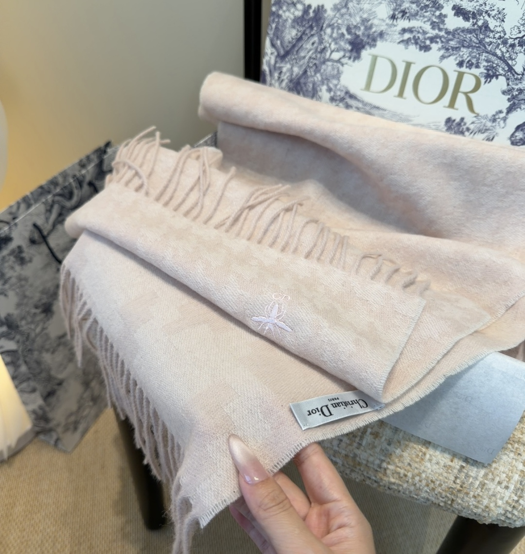 迪奥（Dior）明星同款dd围巾。经典款永远不会过时，而且超百搭。超级好看！！果断自留！精致散须 率真不