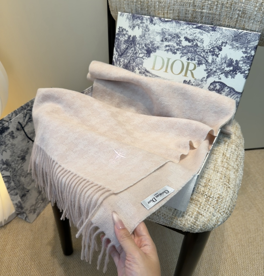 迪奥（Dior）明星同款dd围巾。经典款永远不会过时，而且超百搭。超级好看！！果断自留！精致散须 率真不