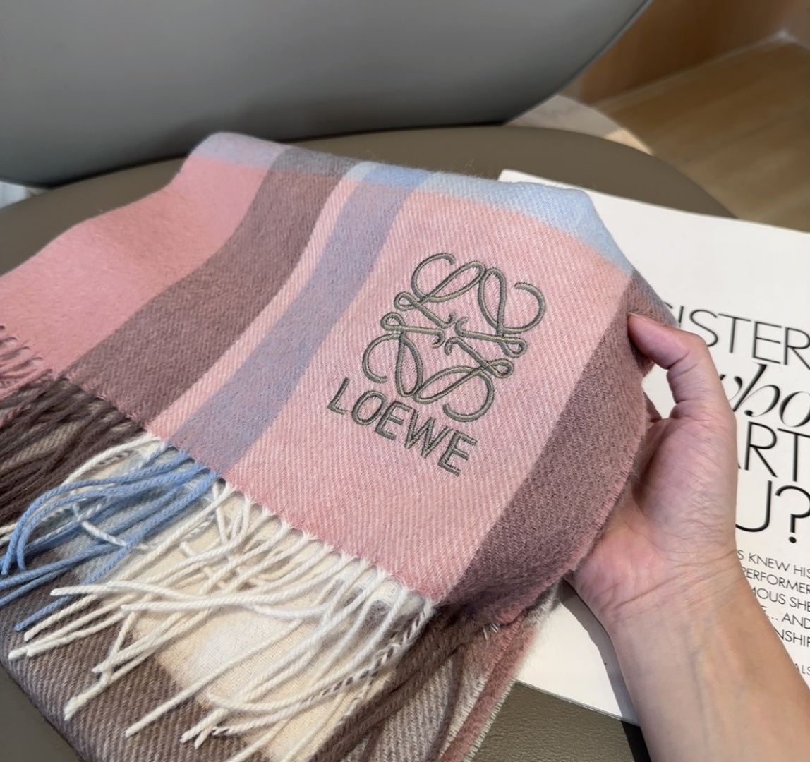 【▪Loewe · 罗意威难得一见的温柔配色，低调又不失优雅❗】重点推荐❗双面配色，一条围巾两种风格搭配