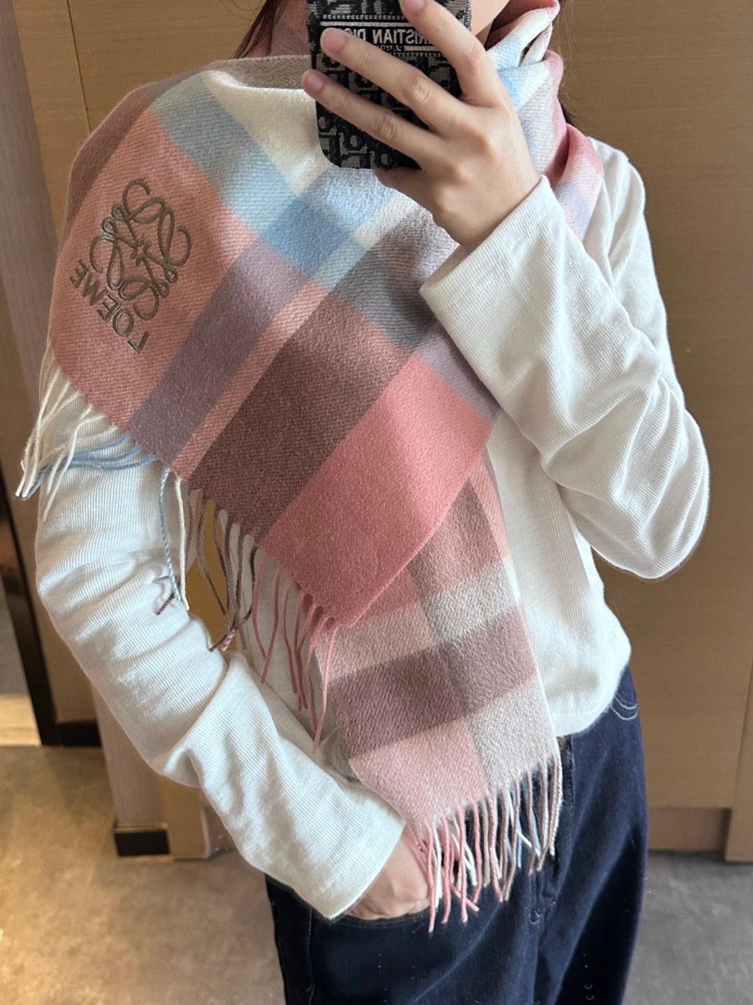 【▪Loewe · 罗意威难得一见的温柔配色，低调又不失优雅❗】重点推荐❗双面配色，一条围巾两种风格搭配