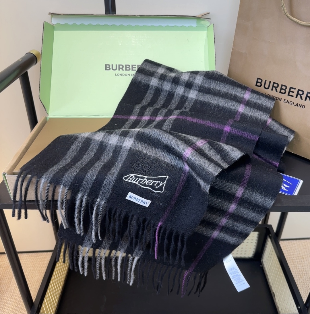 Burberry · 巴宝莉格子围巾❗️好看的要疯掉了，太有型太有魅力了❗️❗️非常斯文时尚的秋冬单品！