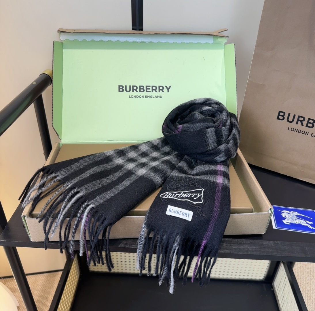 Burberry · 巴宝莉格子围巾❗️好看的要疯掉了，太有型太有魅力了❗️❗️非常斯文时尚的秋冬单品！