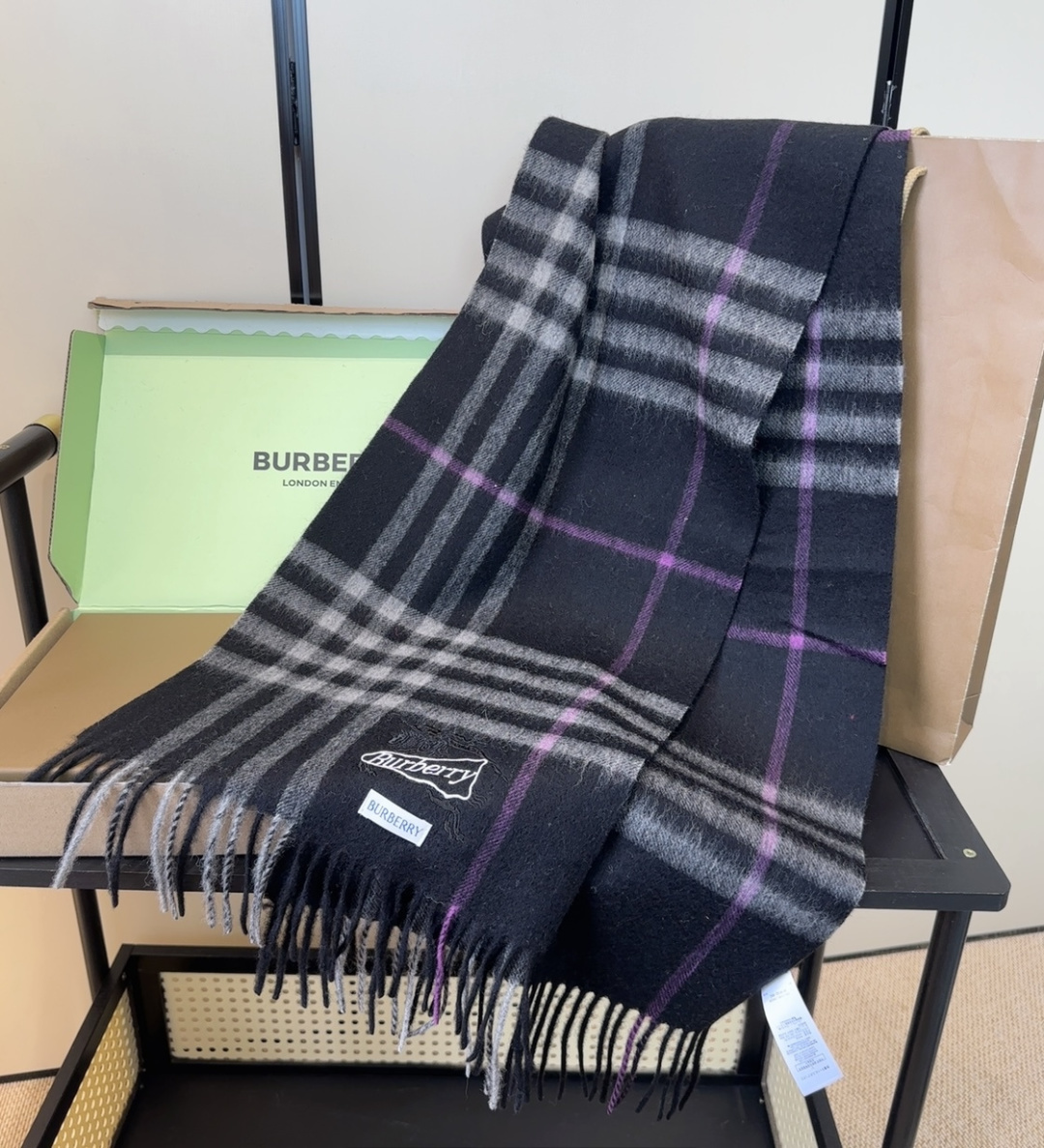 Burberry · 巴宝莉格子围巾❗️好看的要疯掉了，太有型太有魅力了❗️❗️非常斯文时尚的秋冬单品！