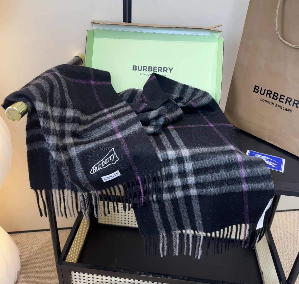 Burberry · 巴宝莉格子围巾❗️好看的要疯掉了，太有型太有魅力了❗️❗️非常斯文时尚的秋冬单品！