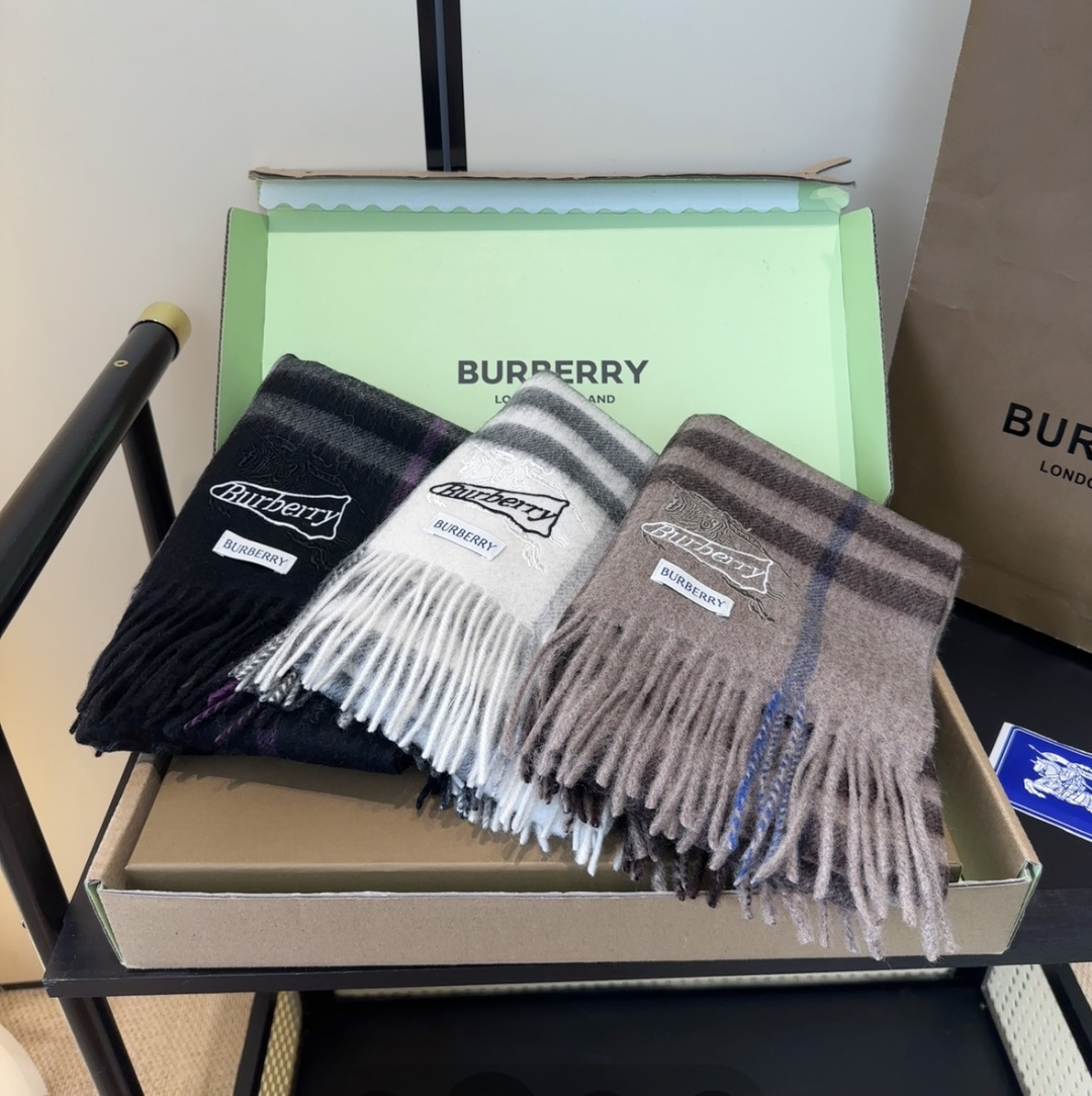 Burberry · 巴宝莉格子围巾❗️好看的要疯掉了，太有型太有魅力了❗️❗️非常斯文时尚的秋冬单品！