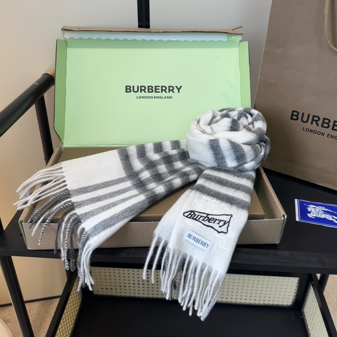 Burberry · 巴宝莉格子围巾❗️好看的要疯掉了，太有型太有魅力了❗️❗️非常斯文时尚的秋冬单品！