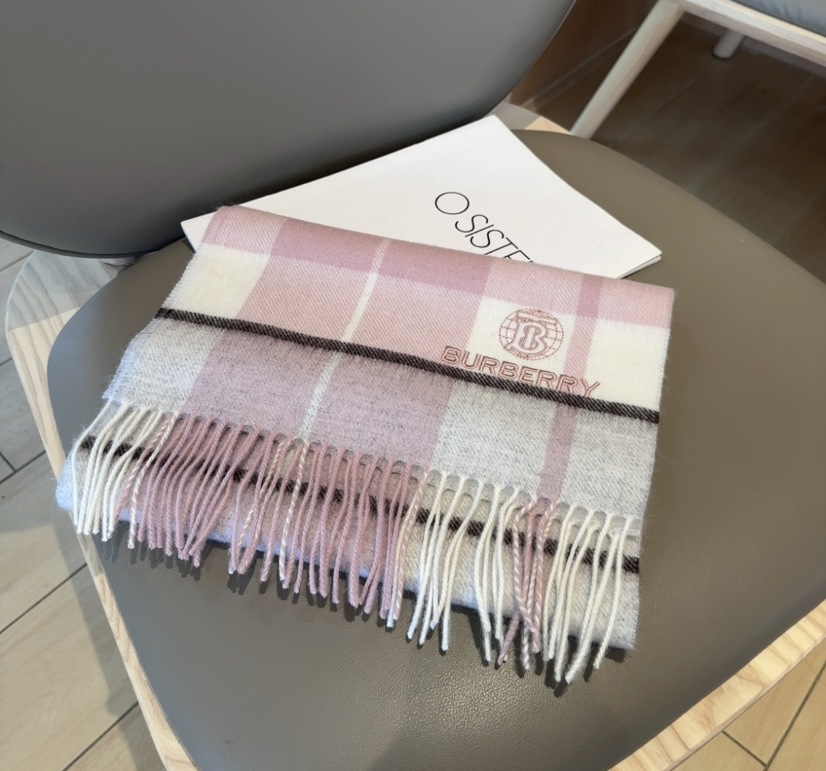 Burberry · 巴宝莉围巾❗️好看的要疯掉了，太有型太有魅力了❗️❗️非常斯文时尚的秋冬单品！真的